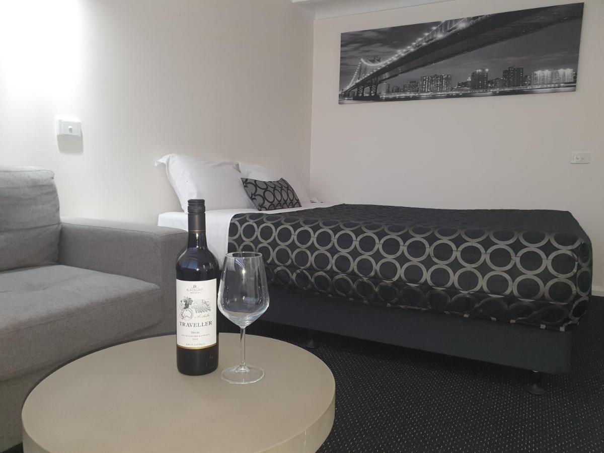 Charles Sturt Motor Inn West Wyalong Bagian luar foto