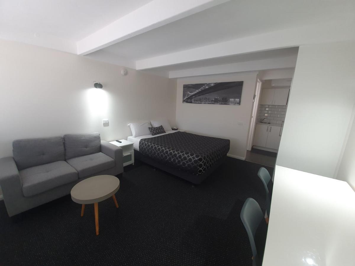 Charles Sturt Motor Inn West Wyalong Bagian luar foto
