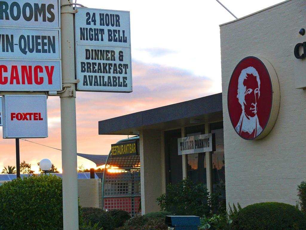 Charles Sturt Motor Inn West Wyalong Bagian luar foto
