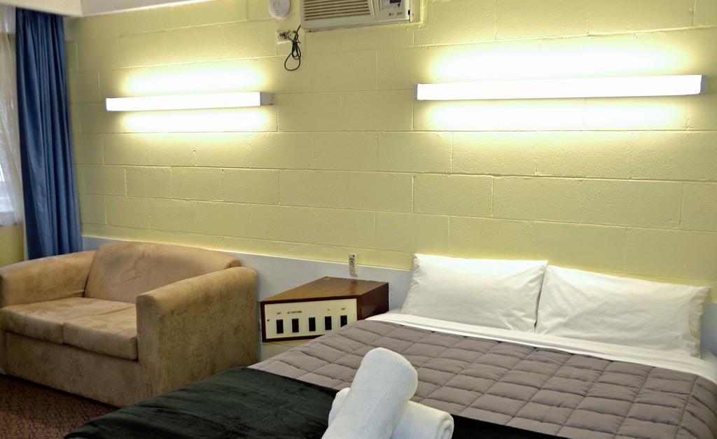 Charles Sturt Motor Inn West Wyalong Bagian luar foto