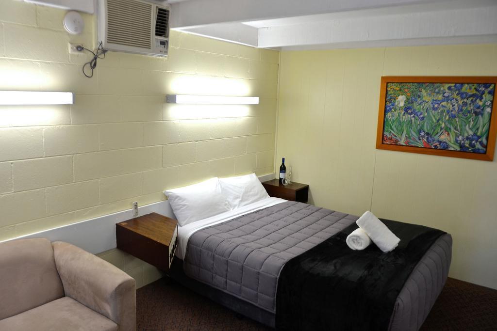 Charles Sturt Motor Inn West Wyalong Bagian luar foto
