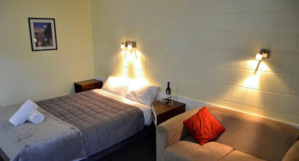 Charles Sturt Motor Inn West Wyalong Bagian luar foto